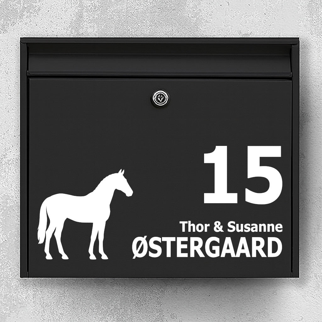 Postkasse-sticker med dansk varmblod i silhuet – tilpasset navne- og husnummerlabel – vejrbestandig vinyl