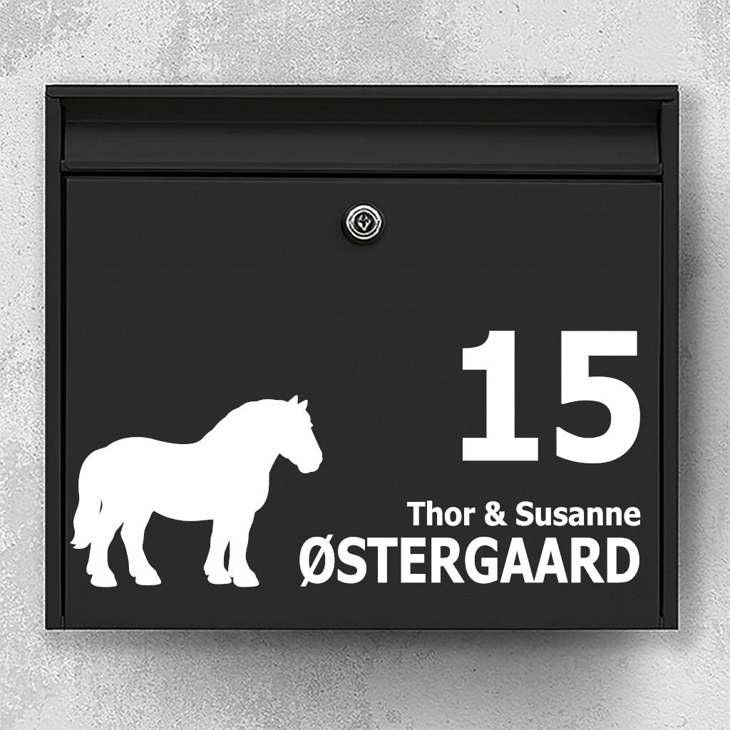 Postkasse-sticker med jysk hest i silhuet – personlig navn og husnummer – vejrbestandig vinyl