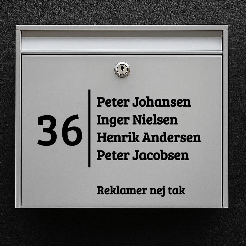 Brevlådeetikett – stort husnummer med vertikal avdelare, namnlista och linje med texten ”Ingen reklam”