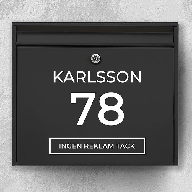 Brevlådeetikett – efternamn ovanför stort husnummer + märke med texten ”Ingen reklam”