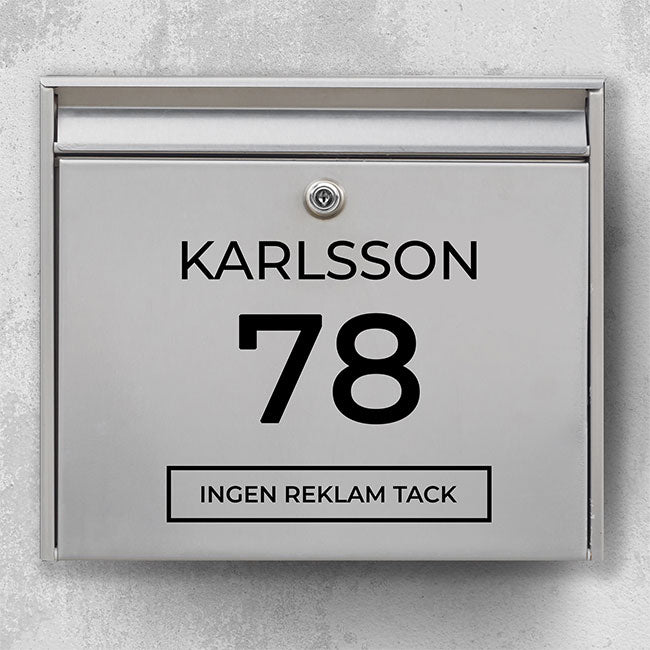Brevlådeetikett – efternamn ovanför stort husnummer + märke med texten ”Ingen reklam”