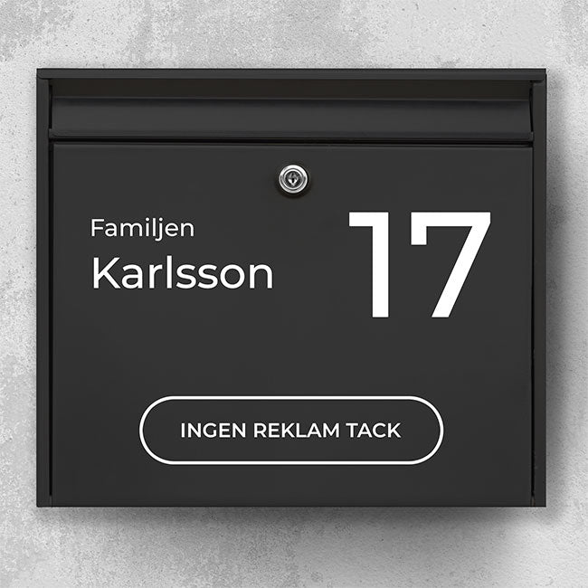 Brevlådeetikett – efternamn till vänster, stort husnummer och reklamfri kapselbricka