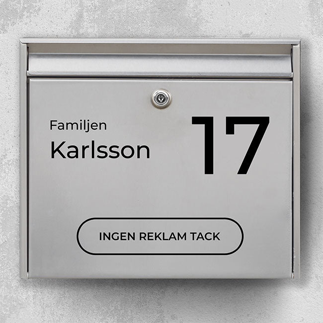 Brevlådeetikett – efternamn till vänster, stort husnummer och reklamfri kapselbricka
