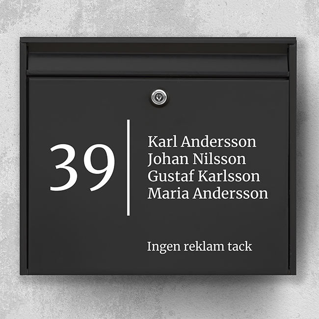 Brevlådeetikett – stort husnummer med vertikal avdelare, namnlista och linje med texten ”Ingen reklam”