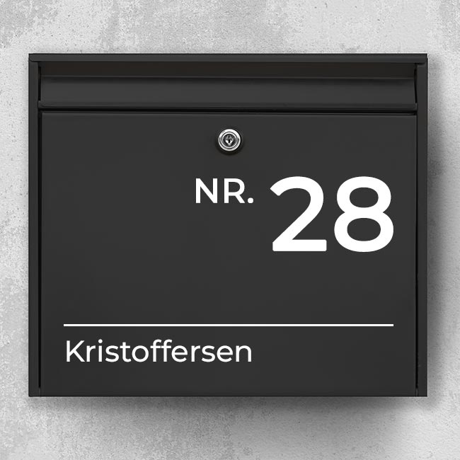 Brevlådeetikett – ”NR.” stort husnummer och efternamn med linje