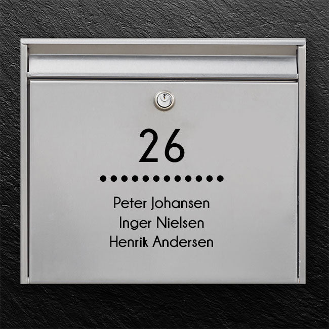 Brevlådeklistermärke – centrerat husnummer med streckad linje och namnlista