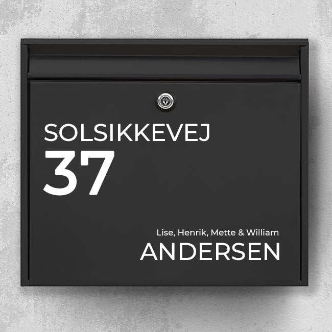 Minimalistisk brevlåda med namnskylt - gatunamn och stort husnummer plus efternamn - väderbeständig vinyl