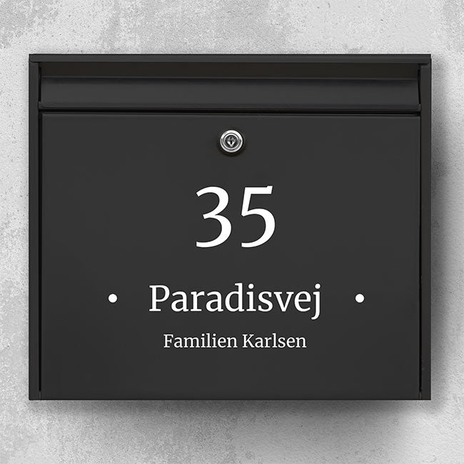 Brevlådeetikett – stort husnummer med mittlinje (gatunamn eller efternamn)