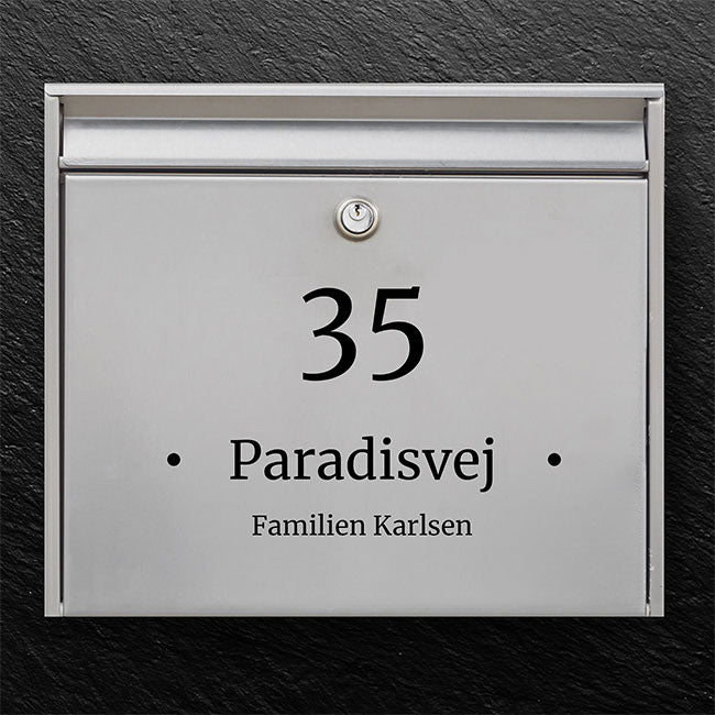 Brevlådeetikett – stort husnummer med mittlinje (gatunamn eller efternamn)