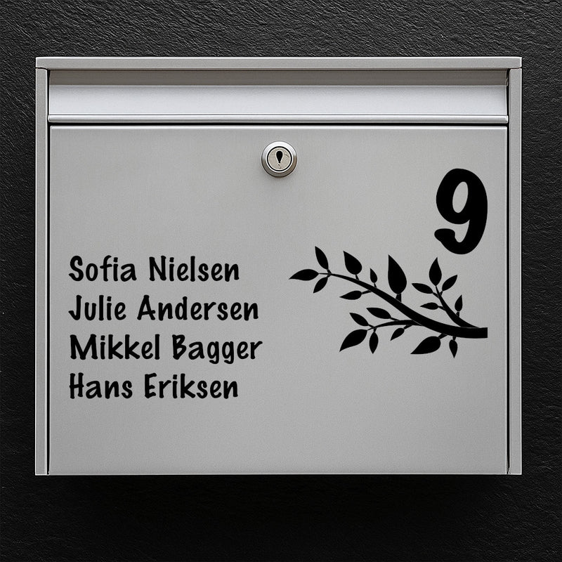 Brevlådans namnskylt med gren- och lövmotiv - stort husnummer och namnlista med flera rader - väderbeständig vinyl