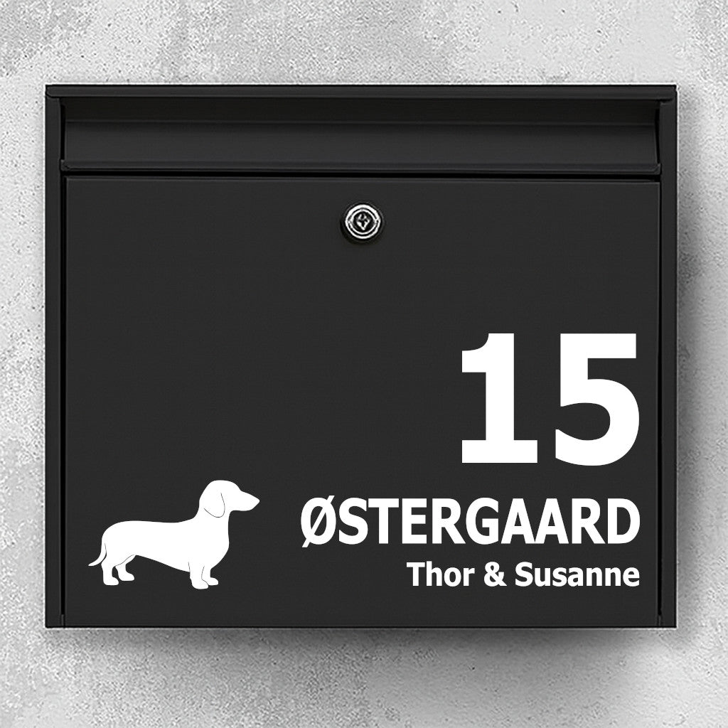 Postkasse sticker med gravhund – personlig navnesticker og husnummer – vejrbestandig vinyl