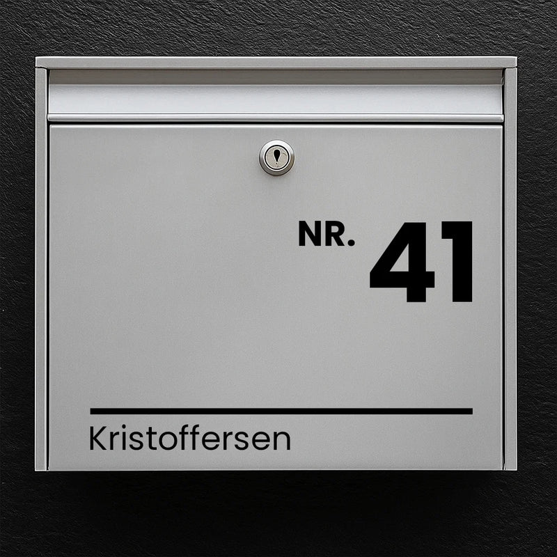 Brevlådeetikett – ”NR.” stort husnummer och efternamn med linje